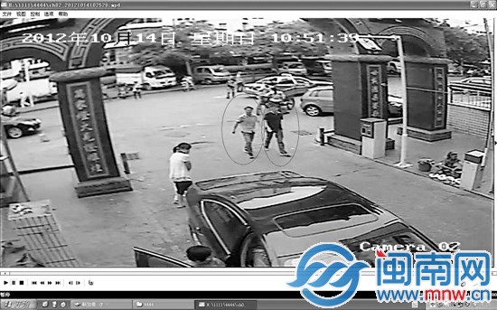 監(jiān)控錄像顯示嫌犯（畫圈處）在馬垅社出現(xiàn)