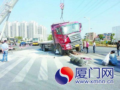 拖頭車撞斷紅綠燈桿