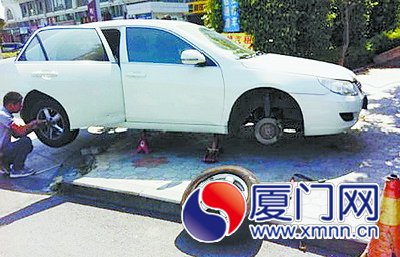 車(chē)子被放氣，只好請(qǐng)人來(lái)修