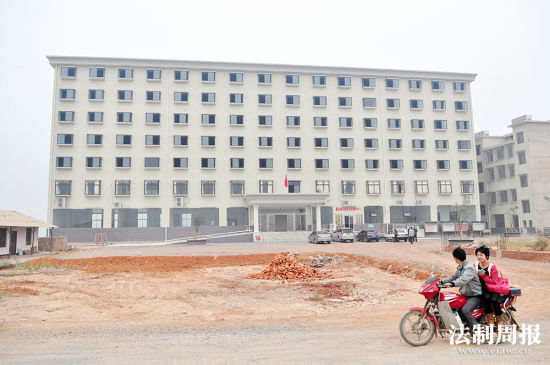 長(zhǎng)沙市云蓋村欠債1000萬建豪華辦公樓