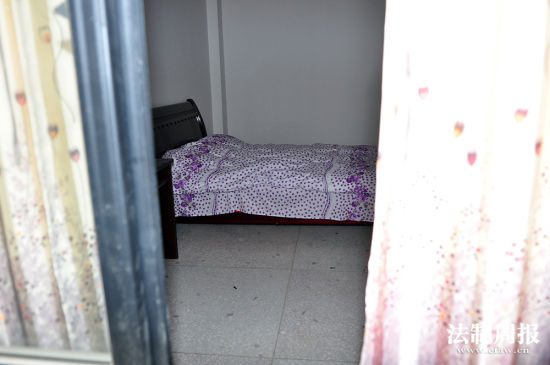 湖南貧困村“值班室”配雙人床，床上已經鋪好了被子