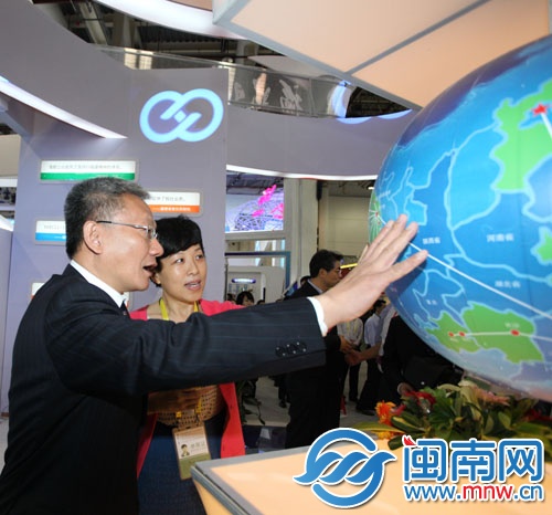 國家新聞出版廣電總局副局長鄔書林（左）在展廳現場