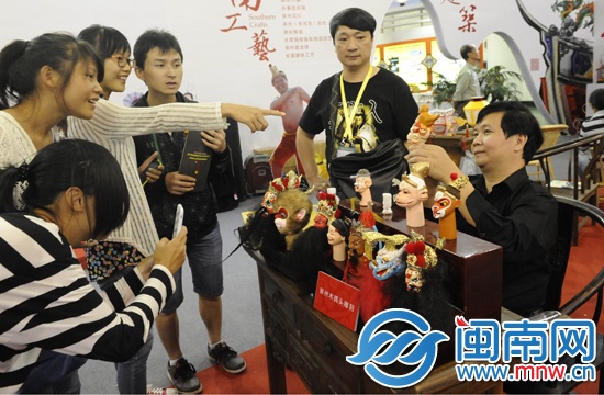 泉州館的木偶雕刻吸引游客駐足拍照