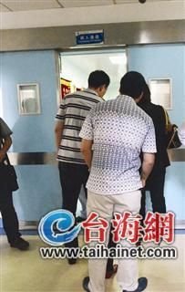 阿婆家屬在病房外等待