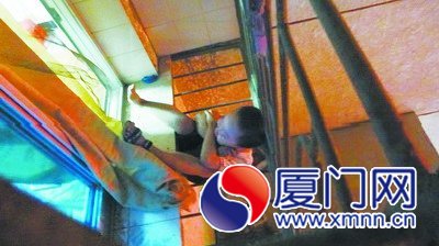 4周歲男孩貪玩爬窗