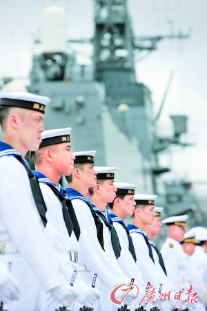 士兵在“春雨”號驅逐艦前列隊