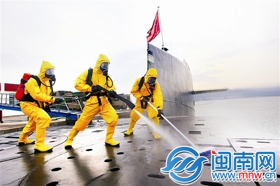 基地官兵進行核沾染洗消訓練