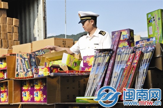 廈門海關(guān)查獲走私出口煙花爆竹，威力約1噸炸藥