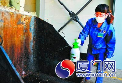 江玲萍身著工作服