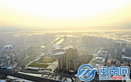 沐浴著晨光，海峽體育中心