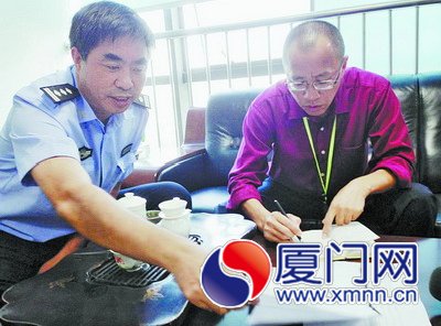 市民評代表在高速公路交警支隊了解情況