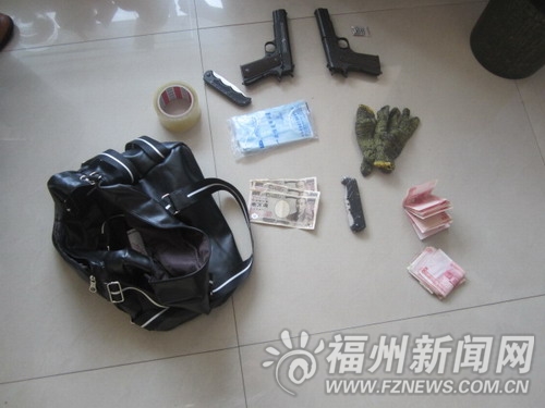 兩男子駕摩托車飛車搶劫　民警撲向持刀者被割傷