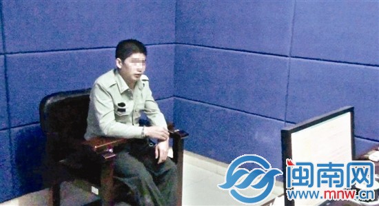 熊某穿著假警服接受審訊