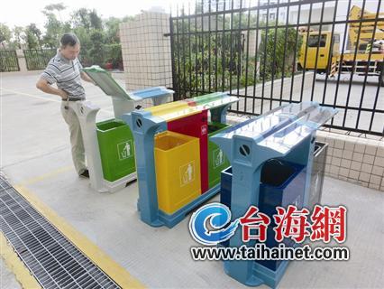 “五彩”果皮箱