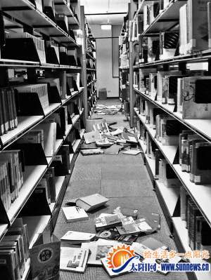 花蓮東華大學(xué)圖書館里的書籍掉落一地