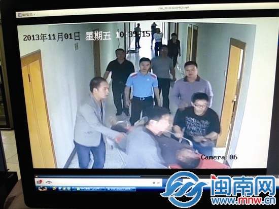 監(jiān)控顯示，老伯倒地后，工作人員立即叫來(lái)了急救人員