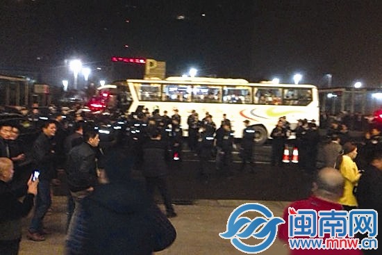 一日深夜，鄭州鄭東新區(qū)夜總會“皇家一號”被查處