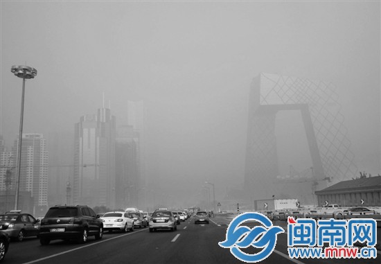 昨日，北京東三環(huán)兩側(cè)的建筑隱在霧霾中