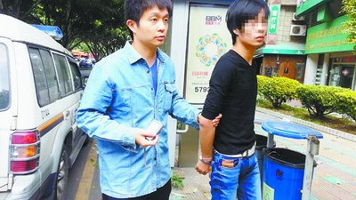 民警帶犯罪嫌疑人指認(rèn)作案現(xiàn)場