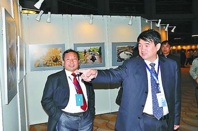 廖少華(右)與洪金洲(左)共同出席某活動