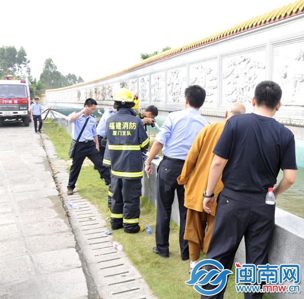 警方請(qǐng)來(lái)消防人員，抽干放生池中的水