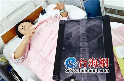 龍女士腰椎骨折，躺在病床上無法動彈