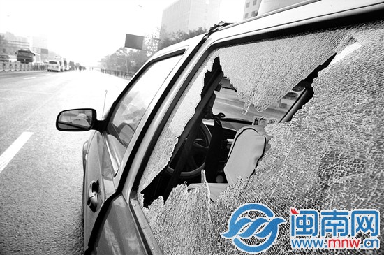 事發(fā)現(xiàn)場(chǎng)附近一輛汽車(chē)的玻璃被震碎