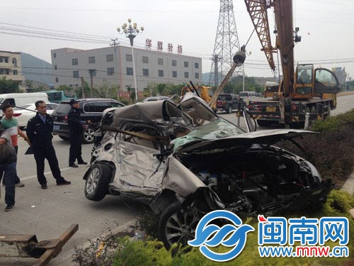 小車(chē)側(cè)面被壓扁，幾乎報(bào)廢