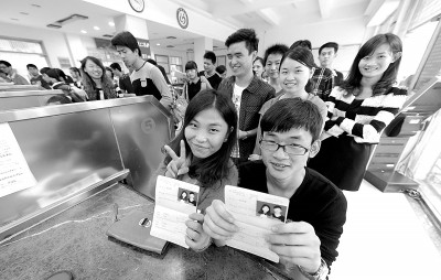 一對(duì)新人領(lǐng)到結(jié)婚證成功“脫光”。