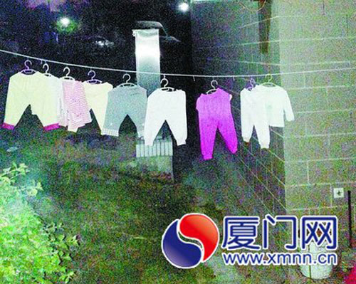小小的衣服還晾在店門口，但主人已經(jīng)不幸夭折。