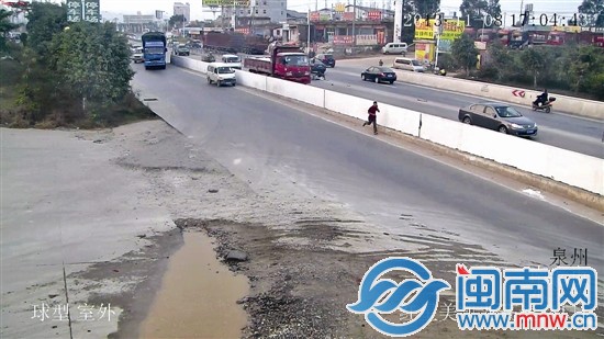 監(jiān)控顯示，丁某撞人后棄車逃跑