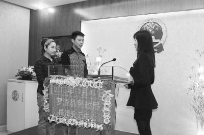 11月11日，一對新人在羅源縣婚姻登記服務(wù)中心舉行結(jié)