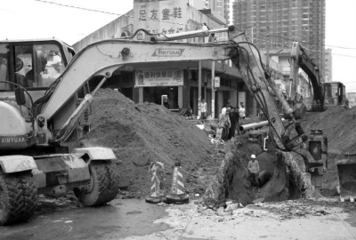 工人在洪瀨鎮(zhèn)江濱東路挖排水溝