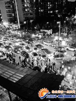 租戶將車停在小區(qū)門口，導(dǎo)致道路擁堵。