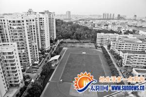 許多校園的運(yùn)動(dòng)場(chǎng)閑時(shí)不對(duì)社區(qū)居民開(kāi)放