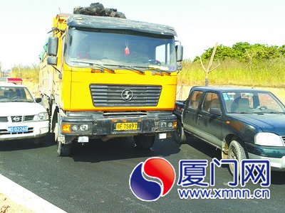 執(zhí)法車(chē)左右?jiàn)A擊，不讓土方車(chē)逃逸