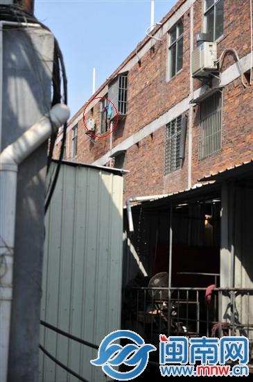 小王翻窗（畫(huà)圈處），順著空調(diào)外機(jī)爬到屋頂