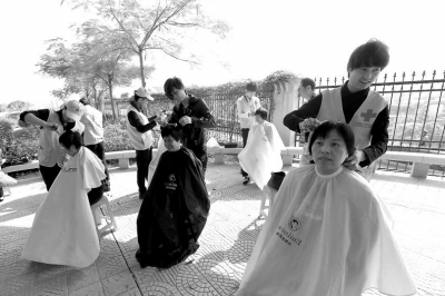 來(lái)自市區(qū)理發(fā)店的理發(fā)師為老人免費(fèi)理發(fā)