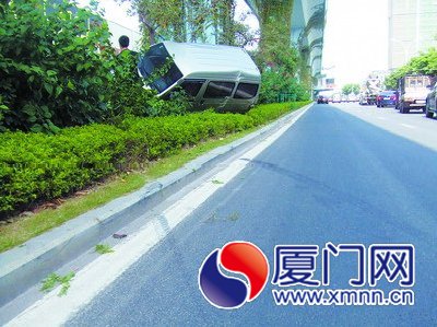 面包車撞得不輕