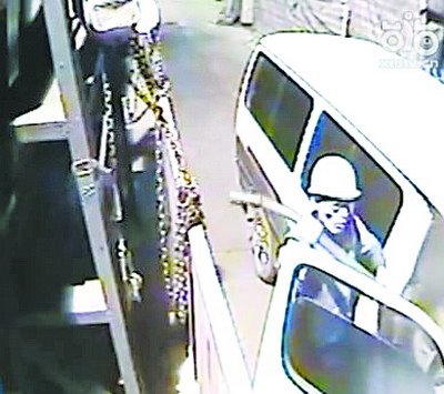 “油耗子”準(zhǔn)備將油管插入油箱偷油