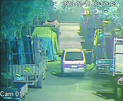 油管連接著面包車上的吸油泵和被盜車輛的油箱