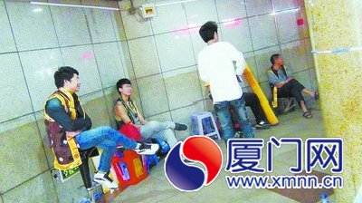 小販”蹲守“在地下通道