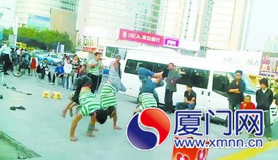 幾名小伙子的舞蹈很讓人震撼