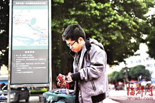 小黃在街頭擺攤