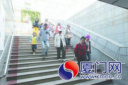 整治過后，鷺江道輪渡地下通道順暢許多