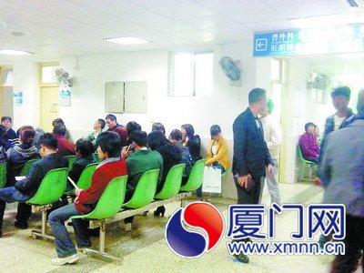 患者在普外科門診診室外等候