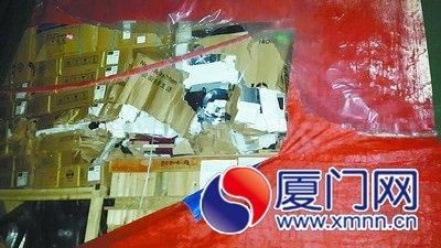 貨車被撞破的地方,貨物裸露在外。