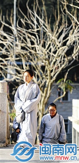 在安靜的寺院里，學員面露從容