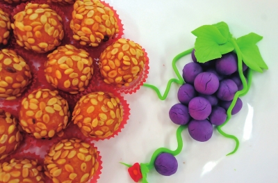 用蔬菜雕出葡萄的形狀