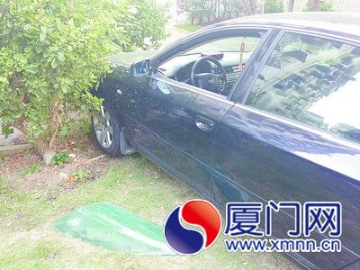 停在草坪上的車，整塊玻璃被砸落下來